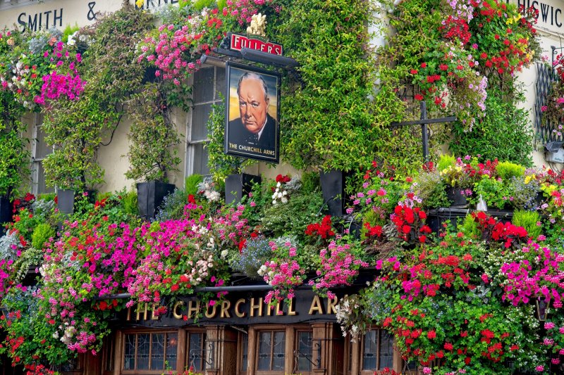 24S09899london churchill arms small.jpg