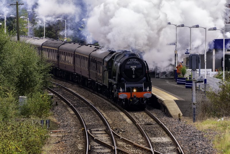 46233 thunders through Kirkcaldy ststion 14-9-14.jpg