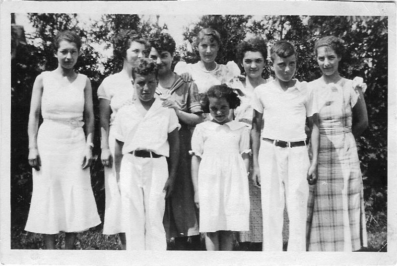 Berith, Arthura,Vera,Lillian,Eunice,Ruth,James,Doris and Thomas Bond.jpg