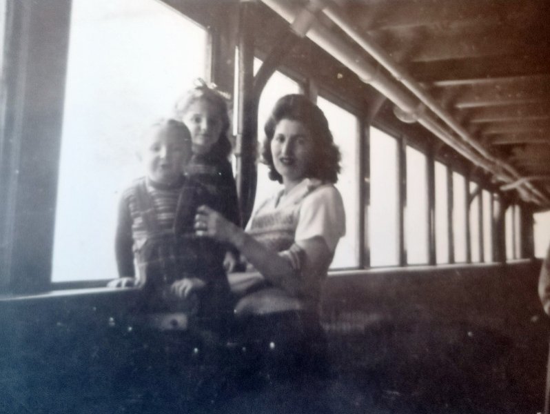 Mammy, Anne, Vicky 2 1953.jpg