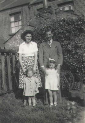 Mammy, Daddy, Anne & Vicky 1950.jpg