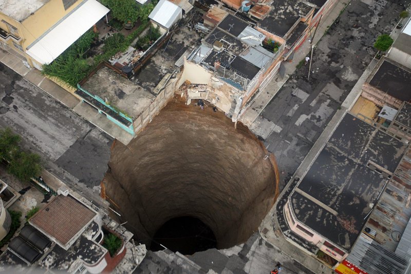 massive-guatemala-sinkhole-2010.jpg