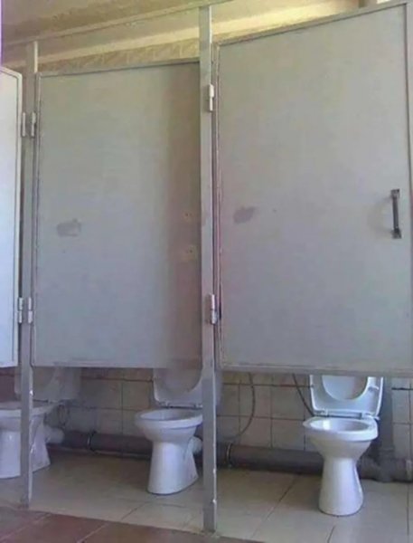 Pee-A-Boo-Unbelievable-Construction-Fails-That-Really-Happened-scaled.jpg.pro-cmg-800x1049.jpg