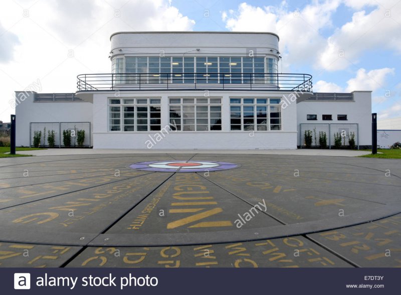 restored-1930s-art-deco-wwii-west-malling-airfield-control-tower-now-E7DT3Y.jpg