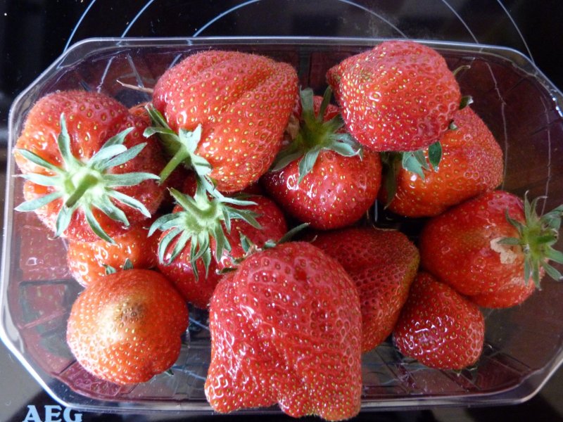 Strawberries 002.JPG