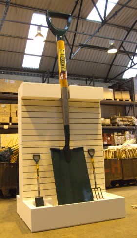 worlds-largest-spade-281x488.jpg